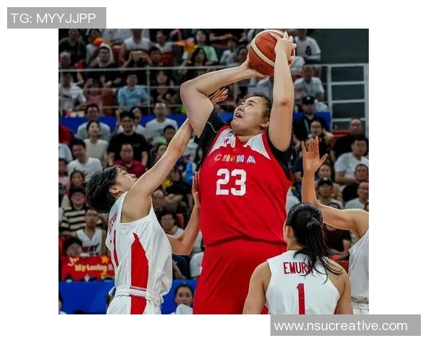 新疆女篮与北京女篮激战正酣谁能在赛场上笑到最后